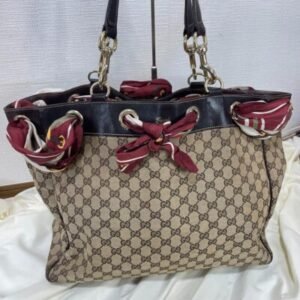 Gucci Silk, Reimagined: How We’re Styling the Scarf-and-Bag Duo of the Season